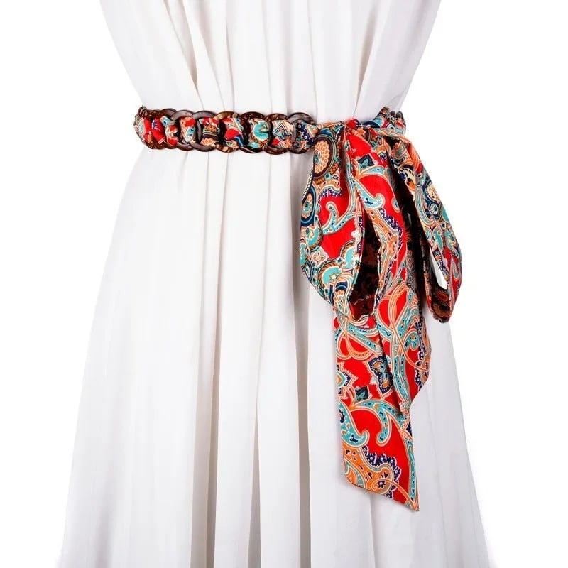 Ceinture Foulard Rouge Vif pour l'Été mise sur une robe blanche et sur fond blanc